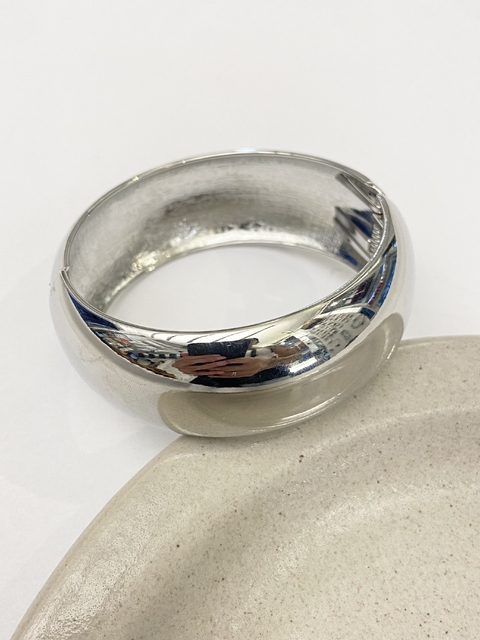 Bracelete grosso liso metálico - PRATA