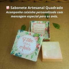 Sabonete artesanal quadrado de 90g com tag personalizada, feito com glicerina, extrato de Macela, essência suave e corante natural, embalado em caixinha Kraft com frase para o Dia dos Avós.

