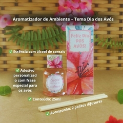 Difusor de ambiente artesanal com 25ml, dois palitos difusores, frasco com adesivo personalizado e caixinha em papel offset  240g com frases temáticas para o Dia dos Avós.
