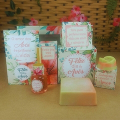 Kit presente artesanal para o Dia dos Avós com sabonete quadrado, sabonete em formato de flor, sachê aromático, aromatizador com palitos e embalagens personalizadas em papel  com frases temáticas.

