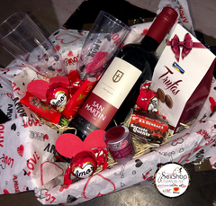 COM VINHOS E TAÇAS