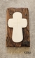 Cruz simple ceramica sobre madera