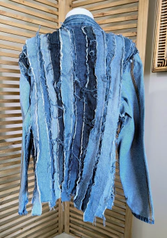 Jaqueta jeans customizada tiras destroyed tamanho M - NOVA - loja online