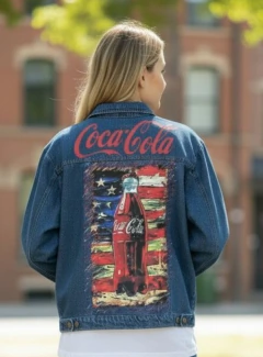 Jaqueta jeans customizada Coca Cola tamanho G - Xodozinhos da Kari