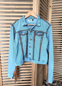 Jaqueta jeans clara customizada Leão tamanho M - Xodozinhos da Kari