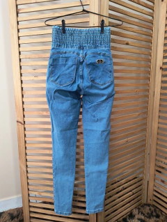 Imagem do Calça jeans skinny cintura alta modeladora com lycra tamanho 36 - BRECHÓ