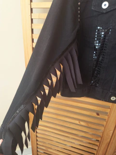 Jaqueta jeans preta customizada Caveira Lupita tamanho G na internet