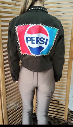 Jaqueta jeans cropped preta customizada Pepsi tamanho G