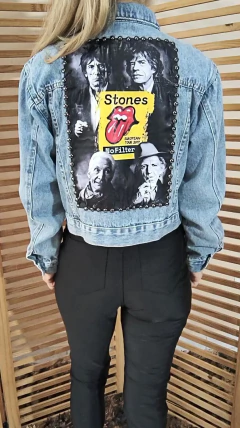 Jaqueta jeans clara customizada Rolling Stones tamanho M
