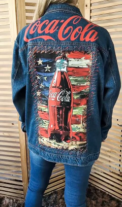 Jaqueta jeans customizada Coca Cola tamanho G - Xodozinhos da Kari