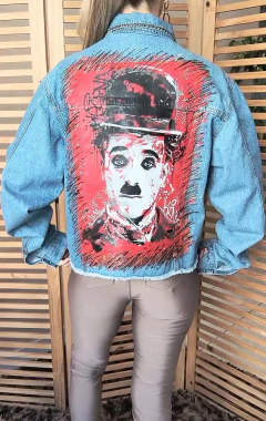 Jaqueta jeans customizada Charlie Chaplin tamanhoG na internet