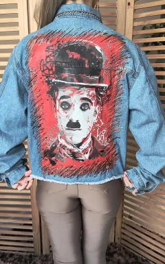 Jaqueta jeans customizada Charlie Chaplin tamanhoG - Xodozinhos da Kari