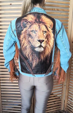 Jaqueta jeans clara customizada Leão tamanho M