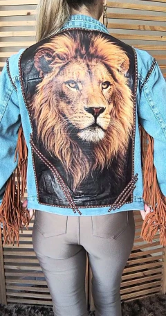 Jaqueta jeans clara customizada Leão tamanho M - loja online