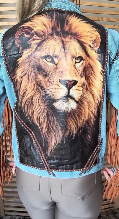 Jaqueta jeans clara customizada Leão tamanho M - Xodozinhos da Kari