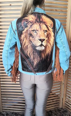 Jaqueta jeans clara customizada Leão tamanho M na internet