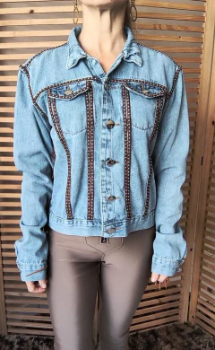 Jaqueta jeans clara customizada Leão tamanho M na internet