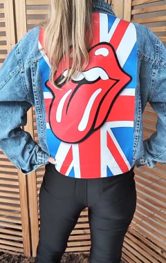 Jaqueta jeans customizada Rolling Stones tamanho G na internet