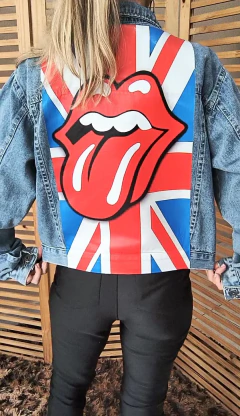 Jaqueta jeans customizada Rolling Stones tamanho G - Xodozinhos da Kari