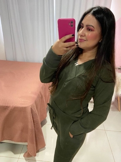 Conjunto com detalhe em V na blusa - comprar online