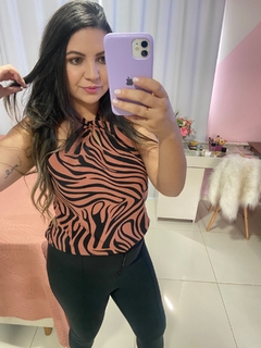 Blusa com detalhes no pescoço
