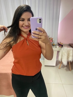 Blusa com detalhes no pescoço - comprar online