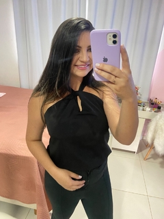Blusa com detalhes no pescoço na internet