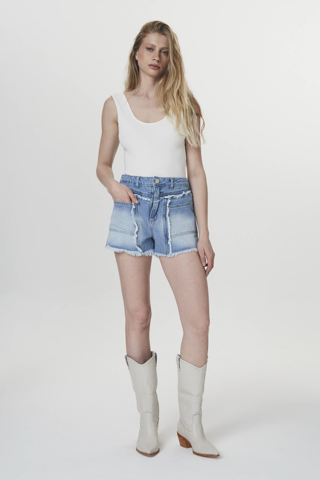 SHORT RECORTE DESFLECADO