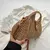 BOLSA DE OMBRO DE PALHA CESTA BOHO COM ALÇA SUPERIOR TECIDA À MÃO/ COD.B136 - loja online