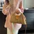 BOLSA DE OMBRO DE PALHA CESTA BOHO COM ALÇA SUPERIOR TECIDA À MÃO/ COD.B136 - ESSENZA D'LUXXE Moda & Acessórios 