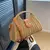 BOLSA DE OMBRO DE PALHA CESTA BOHO COM ALÇA SUPERIOR TECIDA À MÃO/ COD.B136 - ESSENZA D'LUXXE Moda & Acessórios 