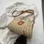 BOLSA DE OMBRO DE PALHA CESTA BOHO COM ALÇA SUPERIOR TECIDA À MÃO/ COD.B136 - ESSENZA D'LUXXE Moda & Acessórios 