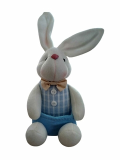 Enfeite de Páscoa Coelho Pelúcia Sentado macho 28 cm - Toko Artesanato e Decorações