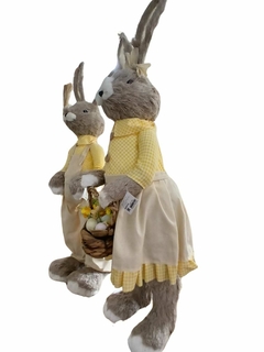 Coelho de decoração para Páscoa Macho em Pé Amarelo Sisal 24 x 91 cm - Toko Artesanato e Decorações
