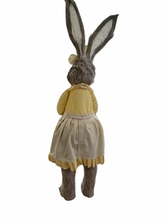 Coelho de decoração para Páscoa Femeá em Pé Amarela Sisal 24 x 91 cm