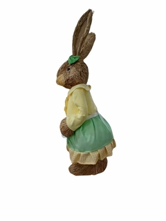 Coelho de decoração para Páscoa Femeá em Pé Amarela com verde e flores Sisal 64 x 19 cm - Toko Artesanato e Decorações