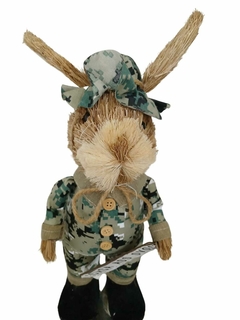 Coelho de Páscoa de decoração Macho em Pé Militar caça ovos Pelúcia 39 x 14 x 13 cm - Toko Artesanato e Decorações