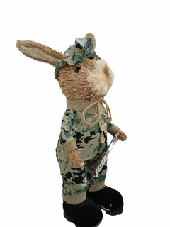 Imagem do Coelho de Páscoa de decoração Macho em Pé Militar caça ovos Pelúcia 39 x 14 x 13 cm