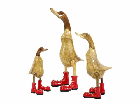 Trio de Patos de Botas Entalhados Manualmente na Madeira P (25cm), M (35cm) e G (50cm), na cor Vermelha - comprar online