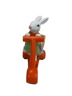 Coelho de Páscoa c/ Patinete branco com laranja Resina 22,5 x 11,3 x 26 cm na internet