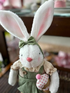 Enfeite de Páscoa Coelho Pelúcia em Pé Femeá com Cupcake 43 cm - Toko Artesanato e Decorações