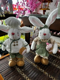 Imagem do Enfeite de Páscoa Coelho Pelúcia em Pé Femeá com Cupcake 43 cm