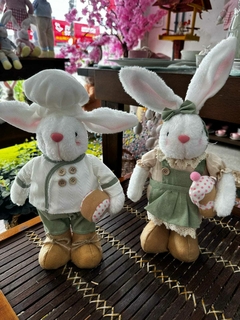 Enfeite de Páscoa Coelho Pelúcia em Pé Femeá com Cupcake 43 cm