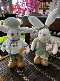 Enfeite de Páscoa Coelho Pelúcia em Pé Chefe Macho 43 cm - comprar online