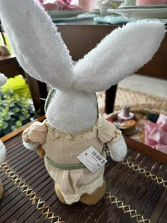 Enfeite de Páscoa Coelho Pelúcia em Pé Femeá com Cupcake 43 cm - loja online