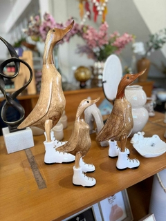 Pato de Botas Branco Entalhados Manualmente na Madeira - Tamanho M 35 cm