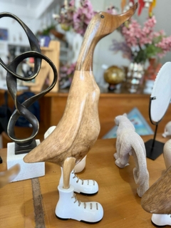 Pato de Botas Branco Entalhados Manualmente na Madeira - Tamanho M 35 cm na internet