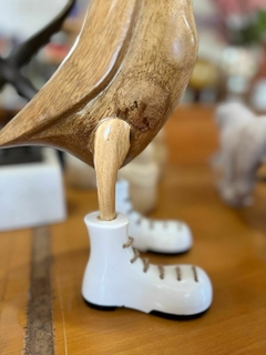 Imagem do Pato de Botas Branco Entalhados Manualmente na Madeira - Tamanho M 35 cm