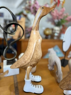 Pato de Botas Branco Entalhados Manualmente na Madeira - Tamanho M 35 cm - Toko Artesanato e Decorações