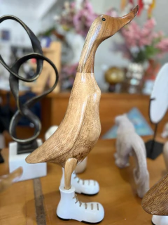 Pato de Botas Branco Entalhados Manualmente na Madeira - Tamanho M 35 cm - loja online